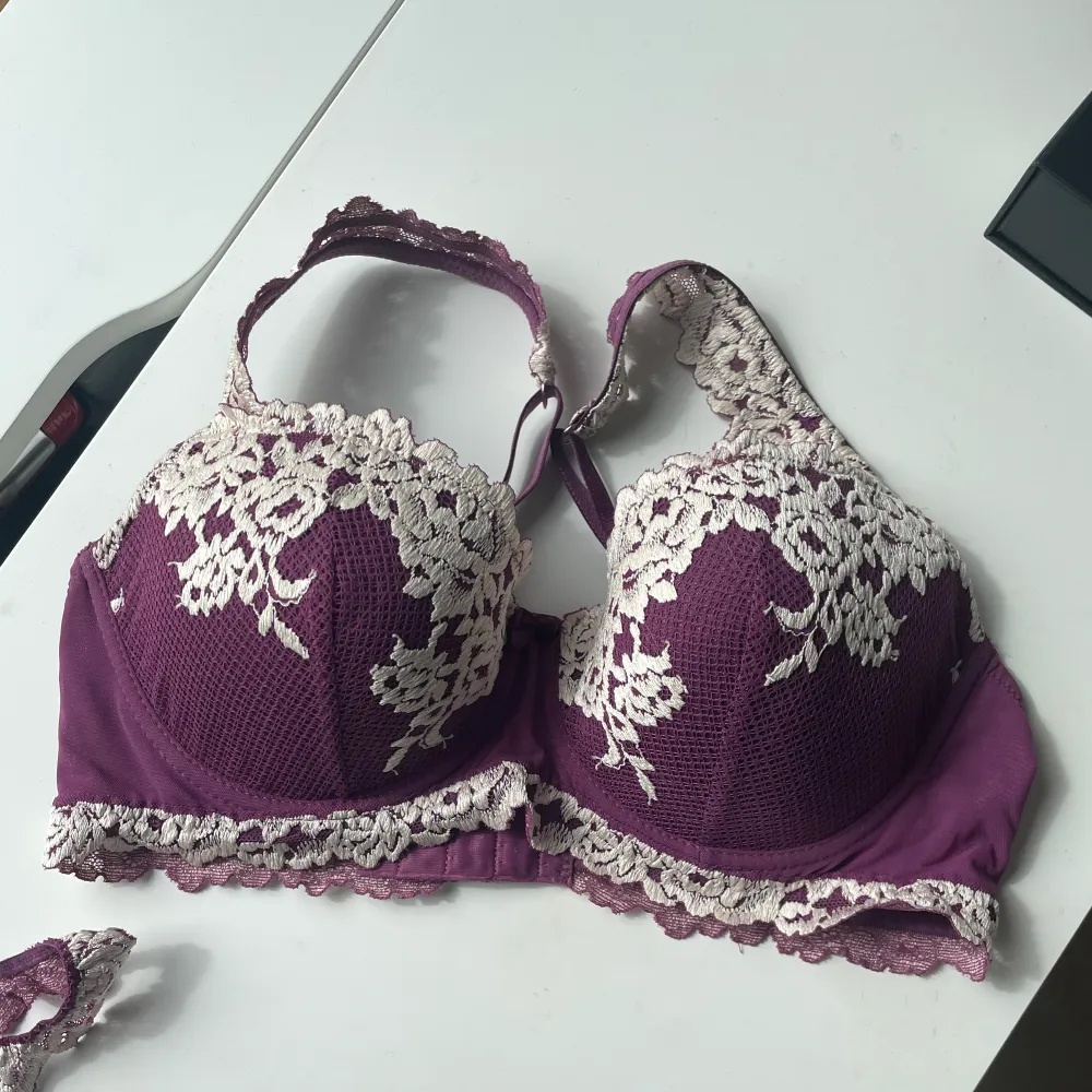 Pretty flower set från Intimissimi BH + 2 stringtrosor, båda trosor med prislapp kvar. BHn är i modellen Sofia, använd 2 ggr, ny skick. Slutsåld kollektion, finns inte att köpa någonstans. Nypris: 897kr   Stl BH: 75C Trosor: S  Säljer ändast som set!. Övrigt.