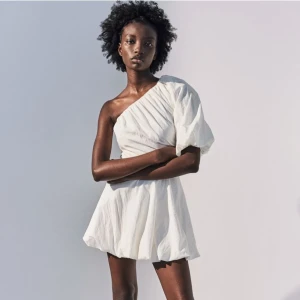 Puffig one shoulder klänning  - Helt ny med lapparna kvar! Strl 38💗🌸🌺Nypris: 549kr