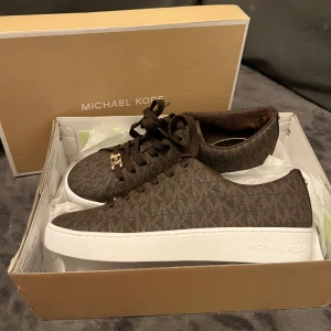 Michael kors sneakers nya - Helt nya Storlek 35 Nypris 1595:- 