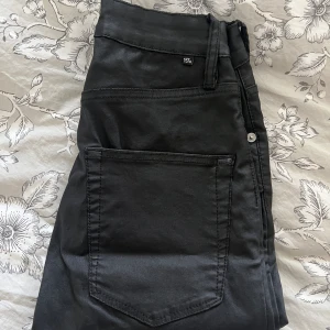 Skinn byxor - Skinnbyxor i modellen Snake från Lager 157 Oanvända