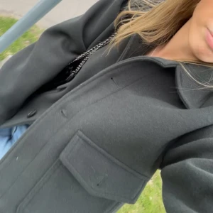 Mörkgrön kappa från zara - Säljer denna skit snygga mörkgröna korta kappan från zara. Knappt använd, nypris: 499kr🎀🫶🏼