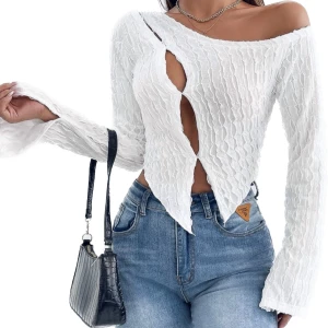 fin topp - säljer denna superfina vita topp!! aldrig använd då den e alldeles för liten för mig. det är storlek petite M men skulle säga den passar xs/liten S! skriv för frågor eller fler bilder!🤍