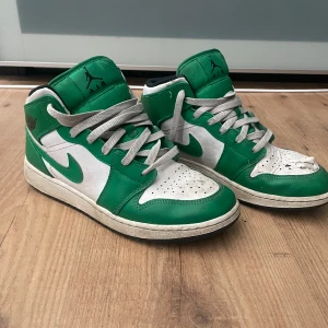Jordan 1 Mid gröna - Säljer ett par Jordan 1 Mid dom är lite slitna på framsidan men annars är allt perfekt. Storlek 40