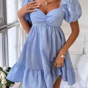 Blåvit klänning - En jättefin sommarklänning i ett rutigt mönster. Den är endast testad så den är i nyskick.🩵