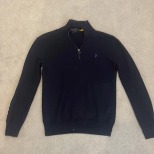 Polo Ralph Lauren half zip - Säljer nu denna sjukt feta ralle half zipen. Skicket är grymt och passar dig som är mellan 170-180! Hör av dig vid minsta tanke eller fråga/ Fashion 439