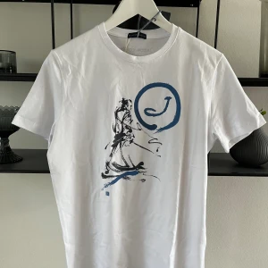 Jacob choen t-shirt - Säljer denna sjukt laidback choen t-shirten, skick: 10/10 ( helt ny aldrig använd) för fler bilder eller frågor är de bara att höra av sig// Liam