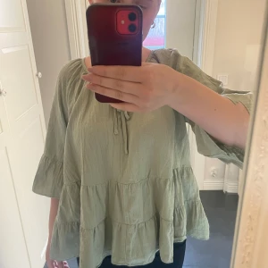 Grön Blus - Säljer denna fina gröna blusen. Jättefin och skön. Helt oanvänd 💕🥰