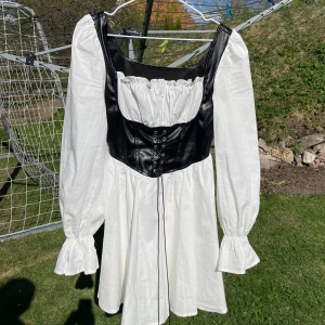 Vit klänning med korset  - Vit klänning med korset från shein:) tycker den är i väldigt bra kvalitet och har endast använts 1 gång! Korsetten är inbyggd. Den har inga fläckar eller defekter:) 