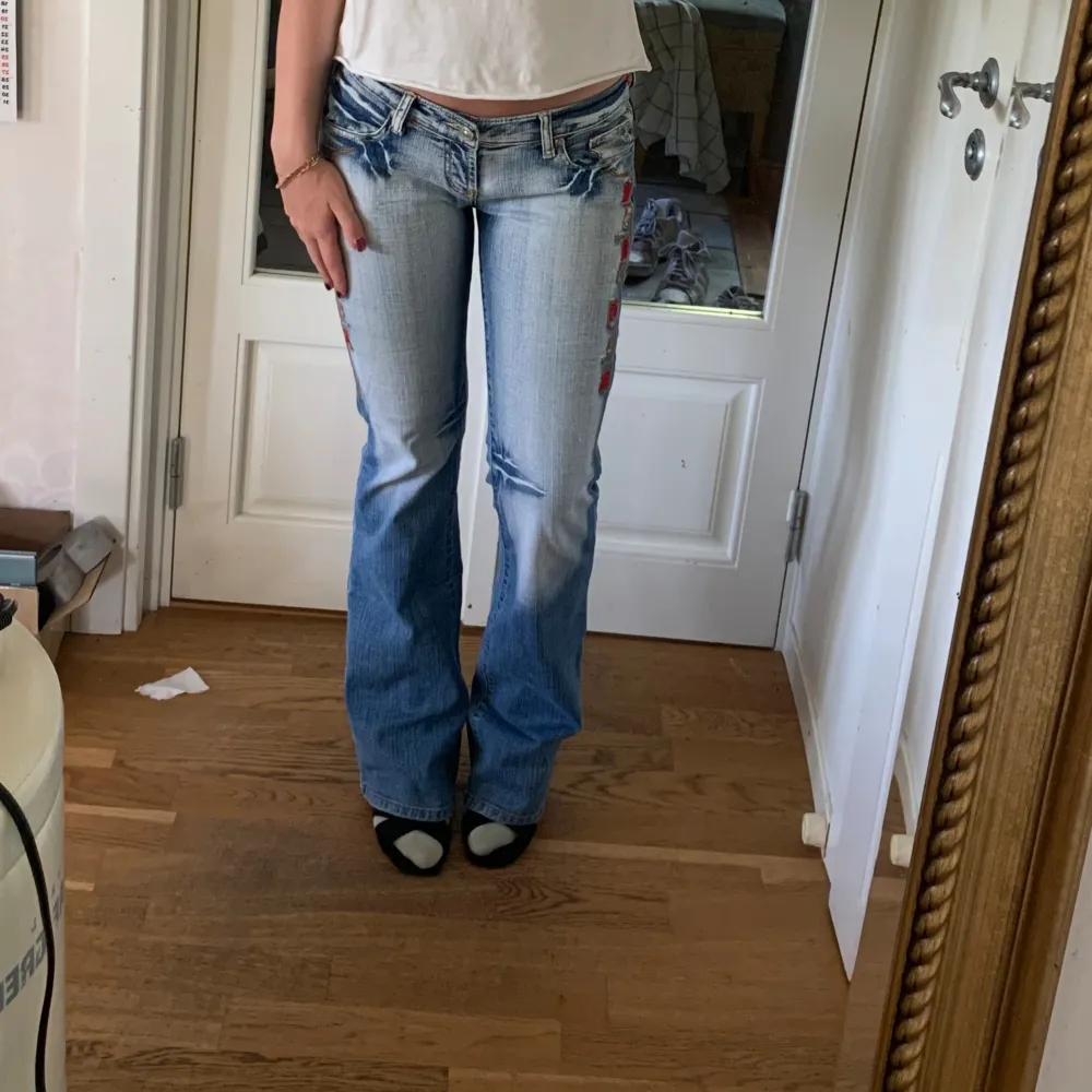 Supersnygga vintage jeans som är min mammas gamla från 2000talet. Säljer då de inte ricktigt passar mig. Superbra skick, inga defekter! Midjemått: 37 cm rakt över, innebenslängd: 82 cm. Hör av er vid frågor eller för mer bilder!🥰💓. Jeans & Byxor.