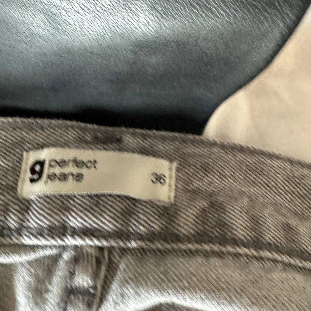Lågmidjade gråa jeans från Ginatricot. Strl 36, inga defekter. Superfina och passar tll de mesta. Jag är 165-166 cm🩷. Jeans & Byxor.