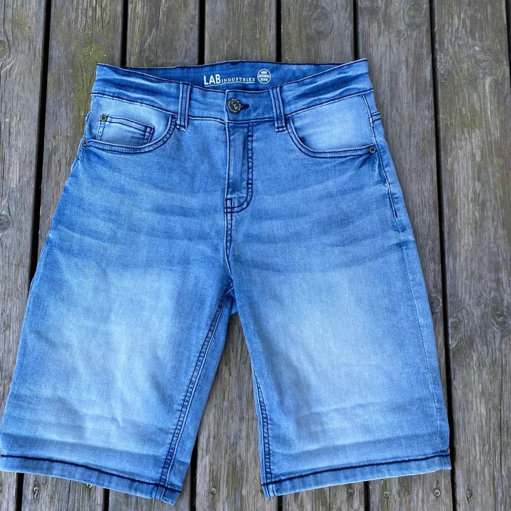 Hej! Säljer nu dessa riktigt snygga jeans shortsen från Kapphal i storlek 158. Nypris 349 kr. Skick 7/10. Inga fläckar men användes en hel del förra sommaren. Men inget fel på dem. Hör av dig vi minsta fundering!  /Albin. Shorts.