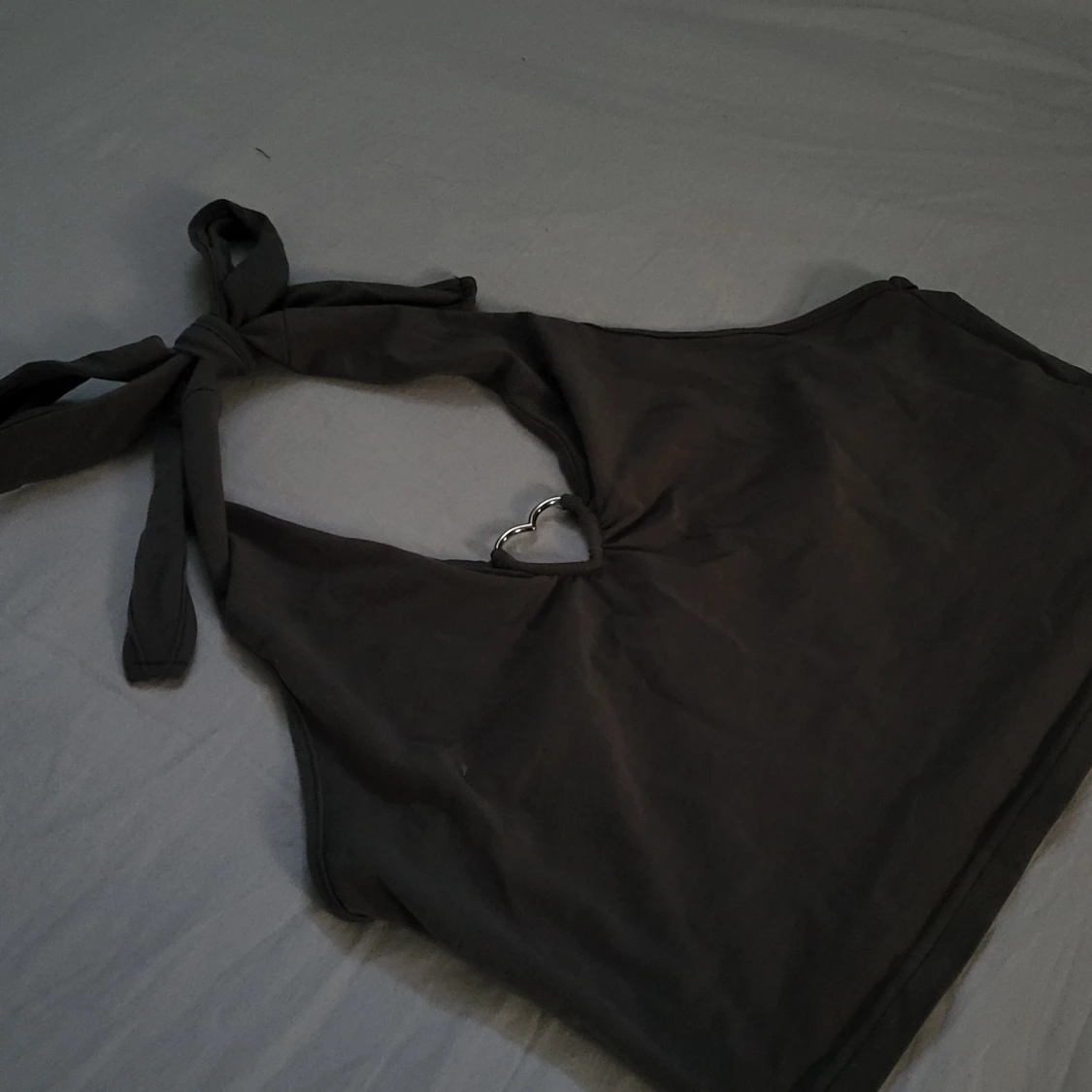 Grå halter neck top med hjärta