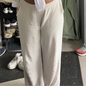 Linnebyxor  - Linnebyxor som är sköna i materialet och är perfekta nu till sommaren. Jag är 162 och dem är bra i längden. Ordinarie pris 699 kr Pris kan diskuteras  