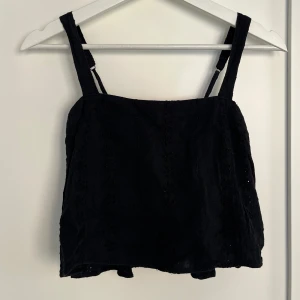 Linne med spets detaljer  - En croppad linne med spets detaljer 🌸