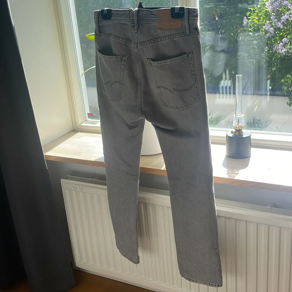 Ett par Snygga Jack & Jones jeans, bra skick, nypris 600kr mitt pris 199kr. Skriv vid minsta lilla 💭!. Jeans & Byxor.