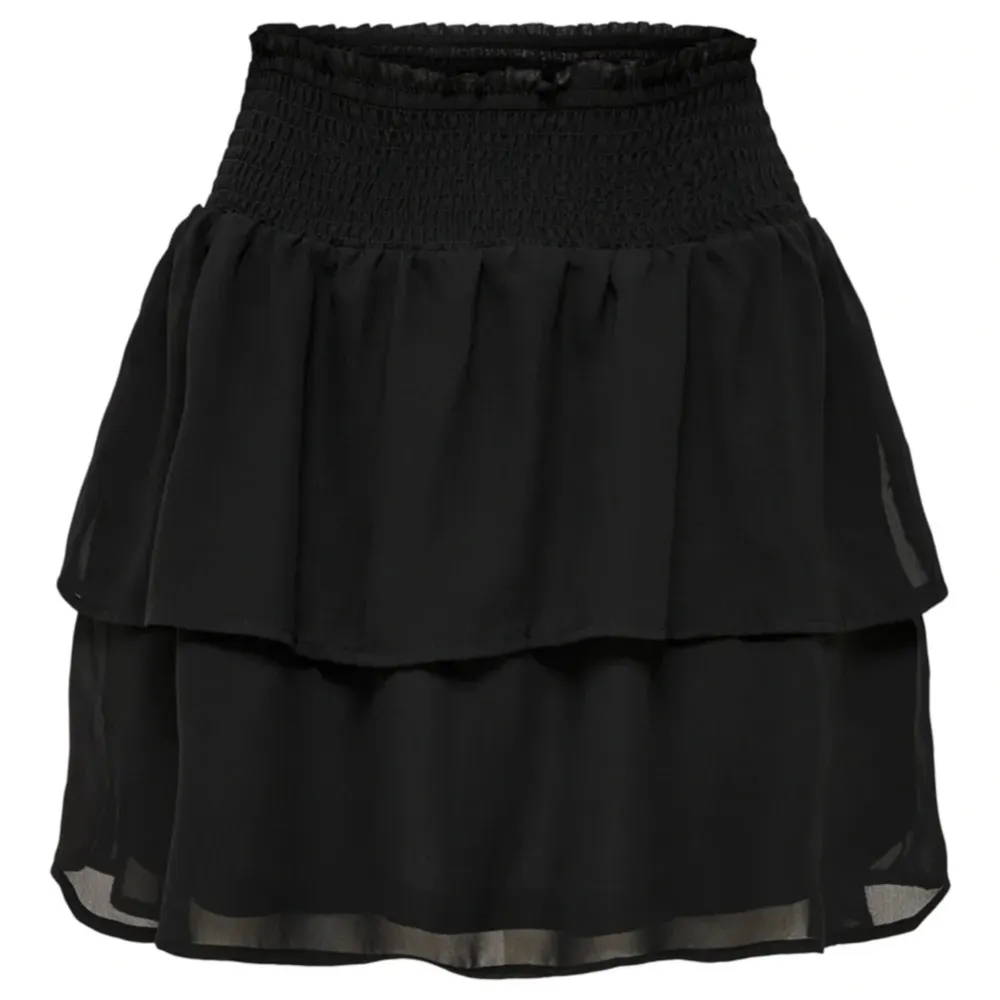 Säljer en jätte fin svart volang kjol från bikbok, den är i super bra skick om inte jätte använd❤️ nypris 349kr, pris går att diskutera ❤️hör av er för fler bilder. Kjolar.