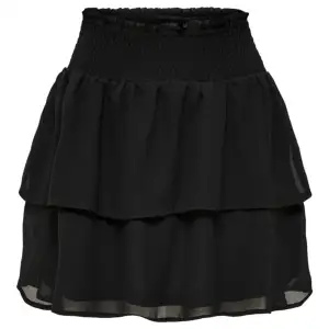 Säljer en jätte fin svart volang kjol från bikbok, den är i super bra skick om inte jätte använd❤️ nypris 349kr, pris går att diskutera ❤️hör av er för fler bilder
