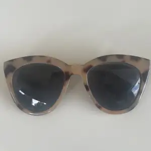 Relativt nya solglasögon från H&M. Bra skick. 