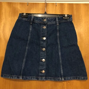 Jeans kjol - knappar - Nyskick 