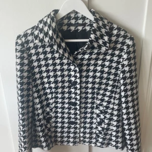 Jacka/kavaj - En jacka eller kavajjacka som köptes för ett tillfälle men har sedan dess inte använts. Köpt från zalando, men ursprungligen från märket, conceptuk. Storlek är 42 men passar för dem som är i storlek 36/38. 