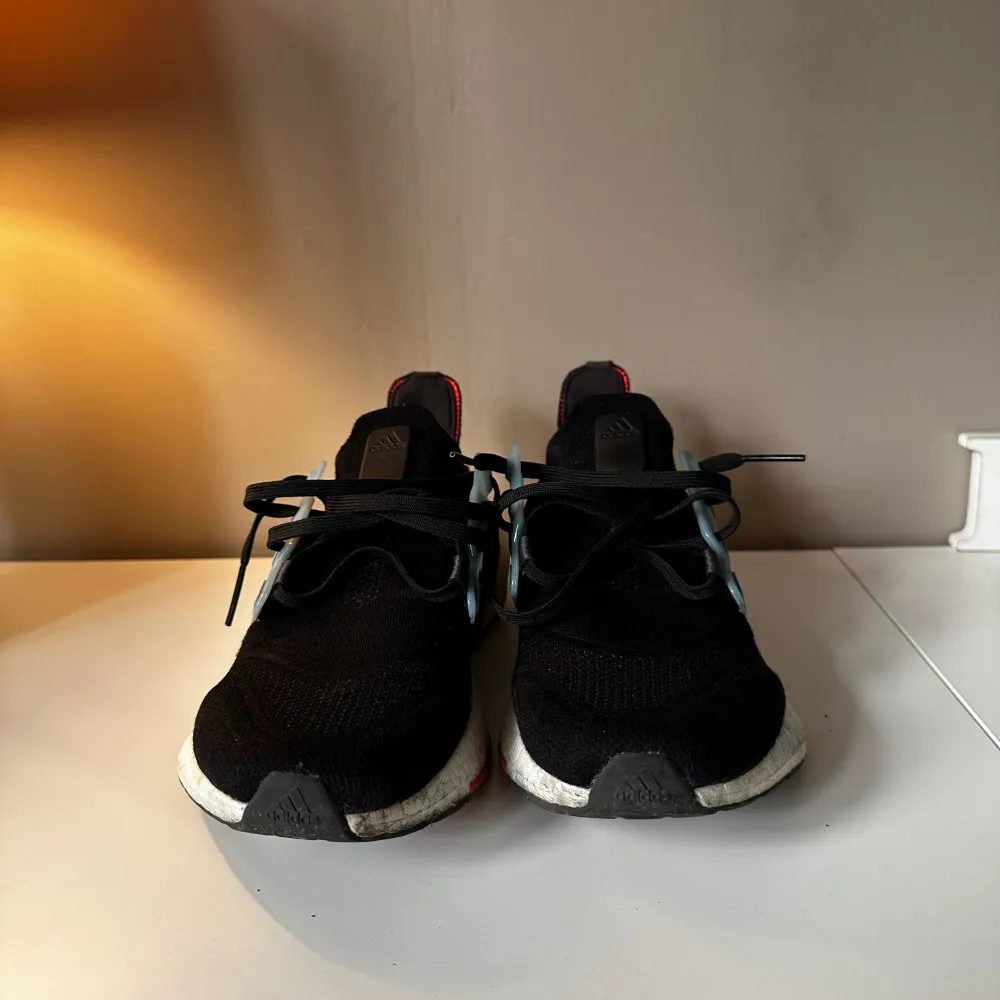 Adidas ultraboost i storlek 42 Köpta från adidas store  7/10 skick. Skor.