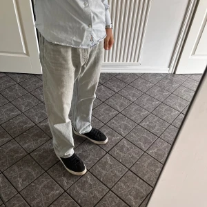 Weekend jeans  - Säljer mina snygga weekend jeans i storlek 28/30. Det är i mycket bra skick och nypris är 599 kronor. Modellen är straight fit. Pris kan diskuteras!!