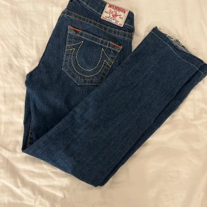 True religion jeans  - Ett par fina true religions som inte kommer till användning. Tråden sitter löst på ena fickan 