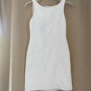 Säljer en enkel vit klänning som tyvär är för liten för mig. Jag har vanligtvis s/m och denna är mer en s/ca. Passar så bra till studenten! 