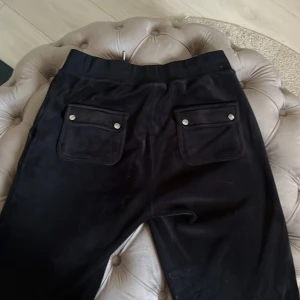 Svarta Jucy byxor - Skitsnygga knappt använda Jucy byxor i ett bra skick💋Bra passform och sjukt prisvärda. Dem är i stolek S/36 och sitter jättebra för mig som är 170cm lång. Snygg och trendiga byxor. Skriv för mer bilder💕