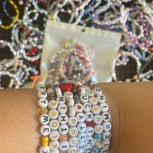 Friendship bracelets Taylor Swift Eras Tour Stockholm - Jag säljer egengjorda friendship bracelets 13st för 100kr. Riktigt nice att ha med så att man kan byta på Eras Tour i Stockholm 17-19 maj 😊 Texterna på armbanden varierar och jag tar gärna input av ditt favoritalbum och level av fan du är 😇