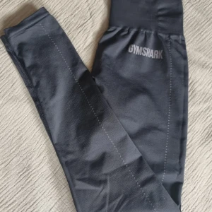 Gymshark tights  - Svarta gymshark träningstights, strl. S. Äldre modell så de säljs inte längre. 