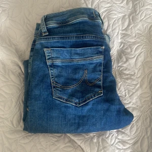 Itb jeans valerie - Säljer dessa ltb jeans för 650kr för att dom är för stora för mig. Orginal pris är 949kr. Dom är i nyskick. Det finns defekter längst ner på jeansen som syns på bild 4 men annars så är dom som nya. Vill helst byta mot en mindre storlek.Modell valerie