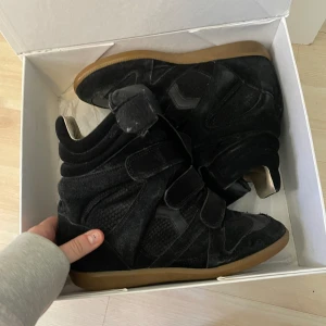 Isabel Marant skor.  - Äkta Isabel Marant ”Over Basket” sneakers. Köpta second hand för ett antal år sedan. Några defekter (som syns på bild), men inget som stör skon och användning. Jättefina och sälj i originallådan🩷