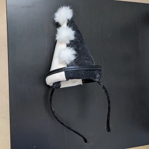 Diadem  - Diadem köpt på H&M. Helt oanvänt och i jätte bra skick. Snyggt diadem! Diadem för vuxna 