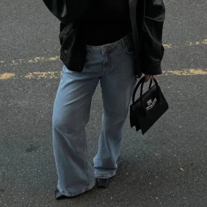 Mid Wide Jeans från Bikbok - Jätte fina jeans från Bikbok, använda några få gånger. Säljer då dom är lite för stora för mig, men jätte sköna! Byxorna är i storlek 29-34💞nypris 699 (Lånade bilder)