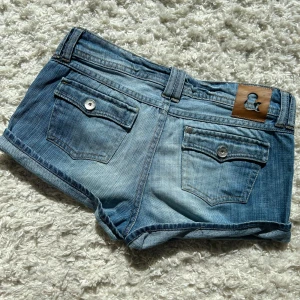 Lågmidjade jeansshorts - Så snygga jeansshorts, går att ha uppvikt eller ej. Står ingen storlek men definitivt S. För stora för mig med xs. Midjemått:37 köp sker via köp nu, jag postar inom 24h