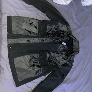 J.lindeberg jacka - Säljer min j.lindeberg jacka eftersom att den inte passade mig. Väldigt tun och perfekt för sommar kvällar. Aldrig använd och har därför inga defekter. Köpte den i vintras.