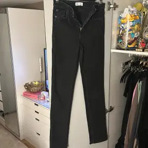 Ett par svarta jeans från Zara som är helt som nya med slits nertill🩷