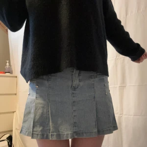 Kjol - Veckad jeans kjol. Fint skick💗Super fin jeans kjol med veck. Storlek M men passar även bra på mig som annars har S. Bara att fråga om mått om det behövs💗
