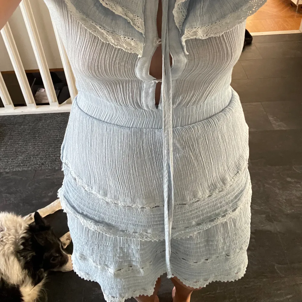Hej! Kollar intresset på den här otroligt fina sommar klänningen, den är väldigt unik! Perfekt längd på mig som är 169 cm lång (har S-M) ❣️Skriv vid fler frågor! . Klänningar.