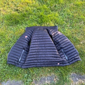 COLMAR VÄST, 9 av 10 i skick - Tjena, säljer nu min colmar väst då den inte passar. Den är i 9:10 i skick och är nästan ny. Hör av er vid frågor