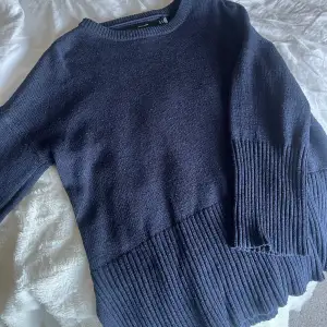 Mysig stickad tröja i marinblå! Använd fåtal ggr i fint skick storlek M ifrån vero moda!🪻