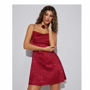 Röd klänning  - En söt röd klänning med rosor i mönstret! Väldigt söt, helt oanvänd med lappen kvar. Lite för liten för mig därav inte använd 