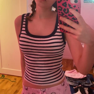 blått vitt randigt linne - helt ärligt tror jag inte ens denna är använd. jätte mjuk o stretchig. den är i s men jag är rätt säker på att den passar större storlekar då den e så stretchig. sista bilden ser man färgerna lite bättre