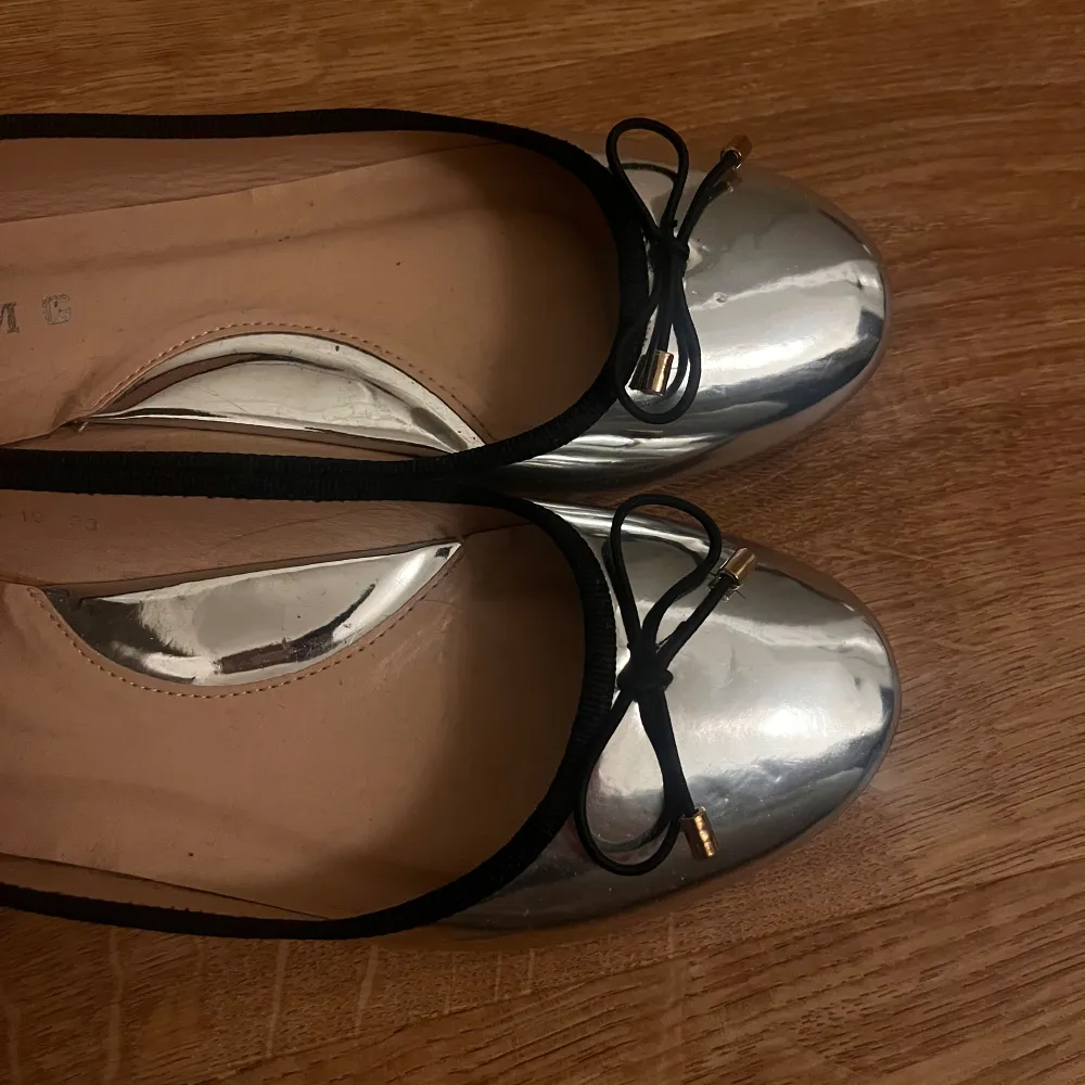 Otroligt coola ballerina skor i en silver/spegel kulör💞. Köpta second hand så andvända är de, men aldrig andvända av mig! Skriv om ni vill ha fler bilder.🌸 kan även tänka mig att gå ner lite i pris vid snabb affär. Skor.