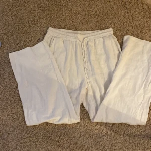 Linnebyxor!💓💓 - Säljer dessa linnebyxor som jag köpte på plick eftersom att de var för stora för mig, kommer inte gå ner i pris!💗