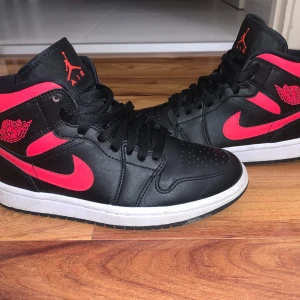 Jordan 1 - Äkta Jordan 1 i storleken 36 1/2, knappt använda, mycket fräscha och bekväma att ha på sig💕💕