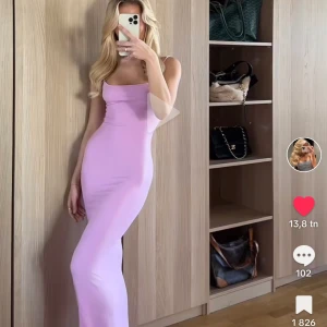 Skimsklänning  - Säljer denna såå fina och helt slutsålda skimsklänningen💗💗 endast använda en gång💗