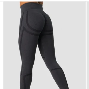 ICIW Rush seamless tights  - Säljer nu mina ICIW RUSH SEAMLESS TIGHTS i färgen ”Graphite” då de var för små🥲  Ord.pris 799