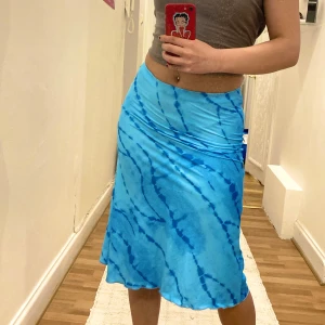 Blå sommarkjol  - Supersöt lång blå sommarkjol i storlek XS. Den har stretchigt tyg!  Hamnar precis under knäna på mig som är 162cm 💙